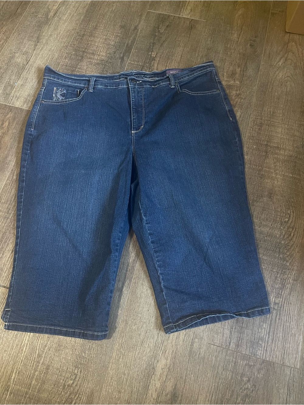 Gloria Vanderbilt Slimming Women's 18W Capri Jeans Stretch Pockets Embroidered